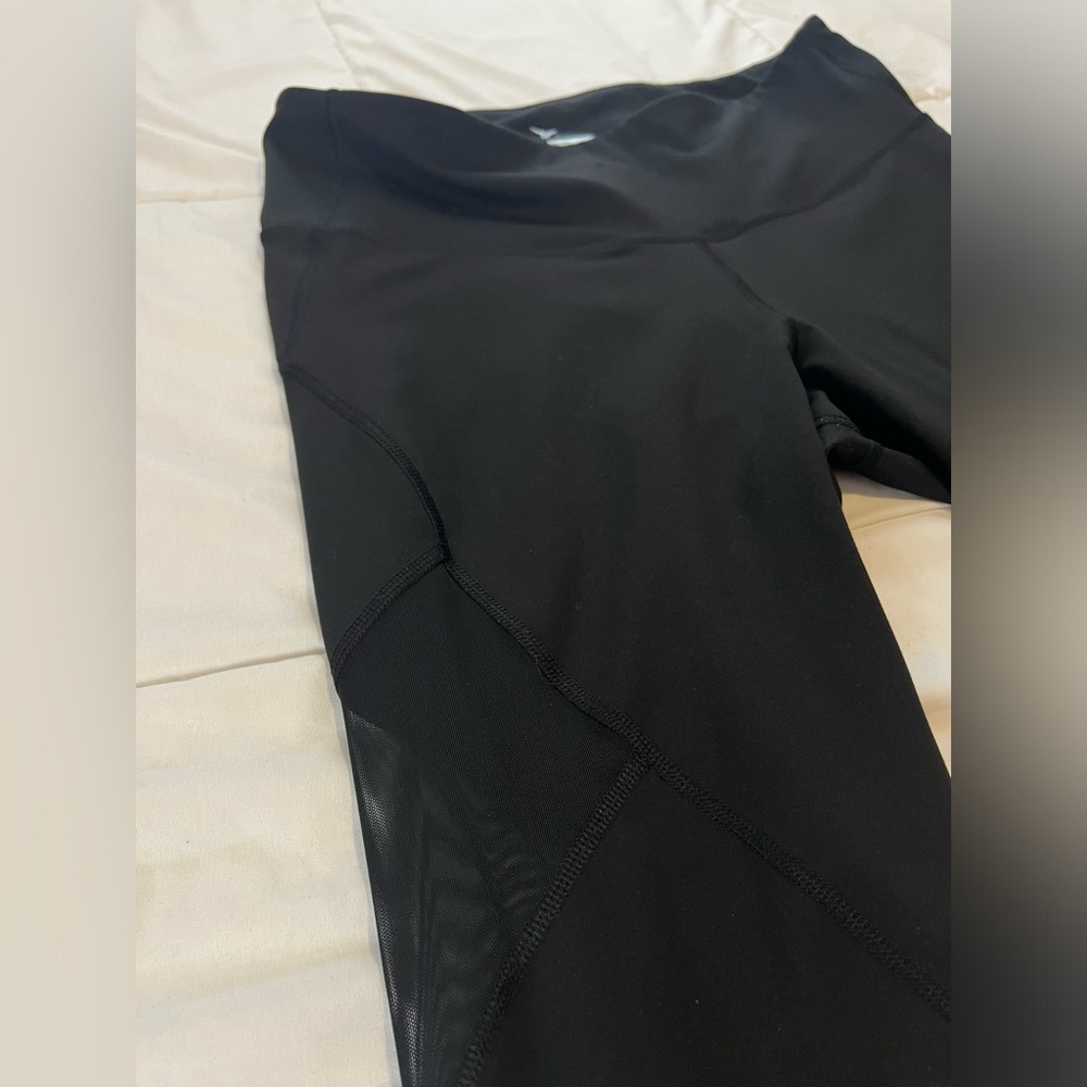 Old Navy Black capri Leggings - Picture 6 of 6